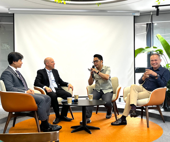 Thứ hai từ trái sang: Ông Itai Green, ông Phạm Anh Tuấn, và ông Đoàn Đức Thuận tại phiên trao đổi.