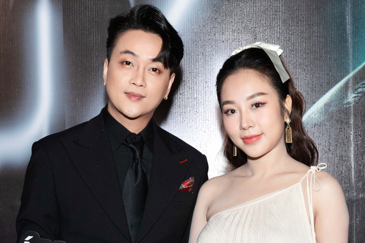 Vợ chồng son TiTi - Tuyết Nhung sánh đôi hạnh phúc.