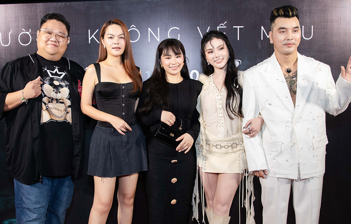 Ca sĩ Ưng Hoàng Phúc và bộ ba nhóm nhạc HAT khiến khán giả xúc động khi tái ngộ sau nhiều năm. Ca khúc "Anh không muốn bất công với em" của họ từng là một bản hit đình đám qua nhiều thế hệ.