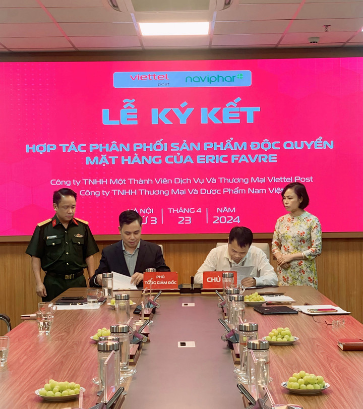 Lễ ký kết với Naviphar.