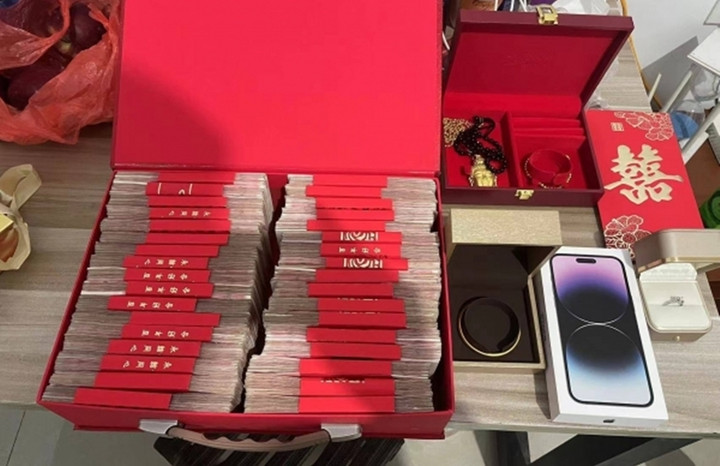 Quà tặng đính hôn bao gồm tiền, vàng và điện thoại di động. (Ảnh: China)