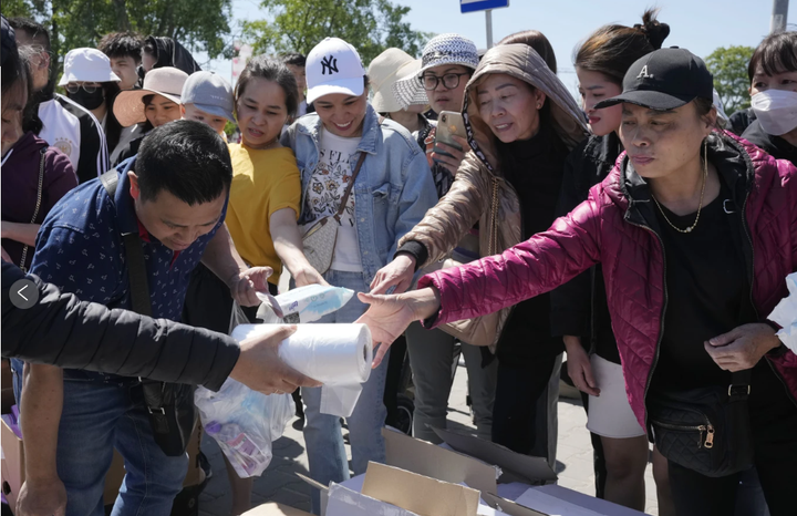 Cộng đồng người Việt tại Ba Lan tập hợp hàng quyên góp. (Ảnh: AP)