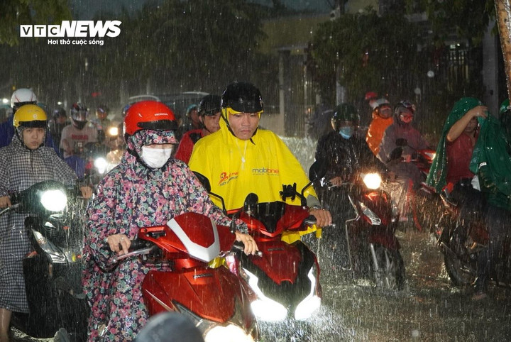 TP.HCM hôm nay 16/5, nhiều mây, trưa nắng nóng, nhiệt độ cao nhất khoảng 36 độ C.