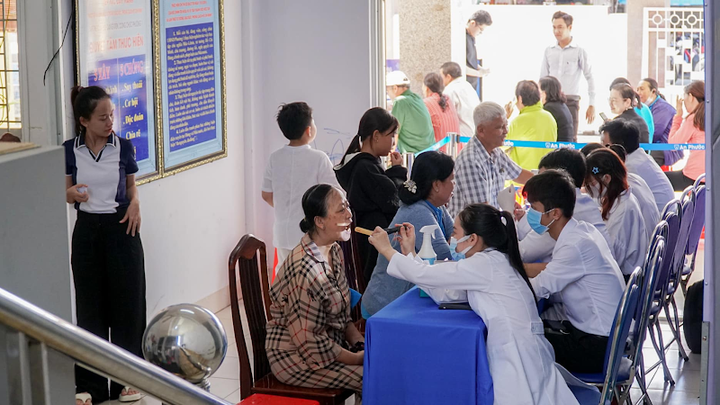 Khung cảnh nhộn nhịp tại điểm khám răng miễn phí của Nha khoa An Phước.