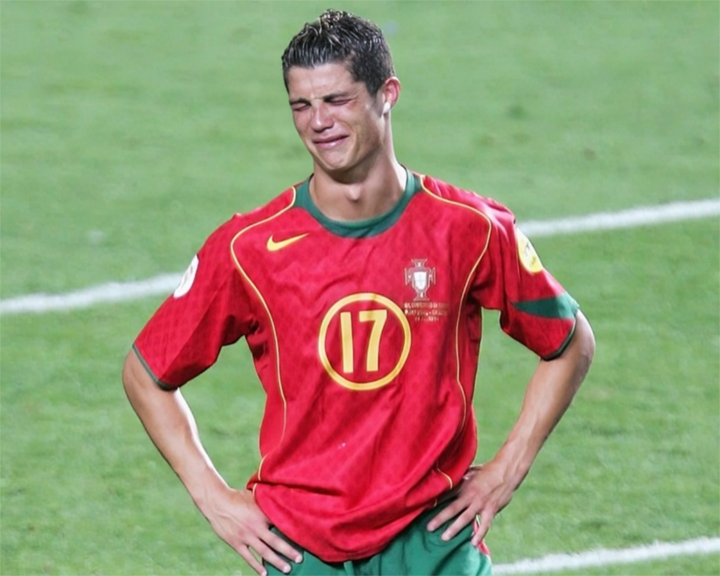 Giọt nước mắt của Cristiano Ronaldo khi mới 19 tuổi và màn ăn mừng của ĐT Hy Lạp là 2 hình ảnh tương phản ở chung kết EURO 2004 vẫn còn được nhắc tới cho tới tận bây giờ. Khi đó, Ronaldo và ĐT Bồ Đào Nha đứng trước cơ hội giành chức vô địch EURO ngay trên sân nhà. Tuy nhiên ĐT Hy Lạp với chiến thuật phòng ngự khoa học đã vô hiệu hóa những ngôi sao như Cristiano Ronaldo, Luis Figo, Deco, Rui Costa… Bàn thắng của Angelos Charisteas ở phút 57 giúp tuyển Hy Lạp vô địch EURO lần đầu tiên trong lịch sử.