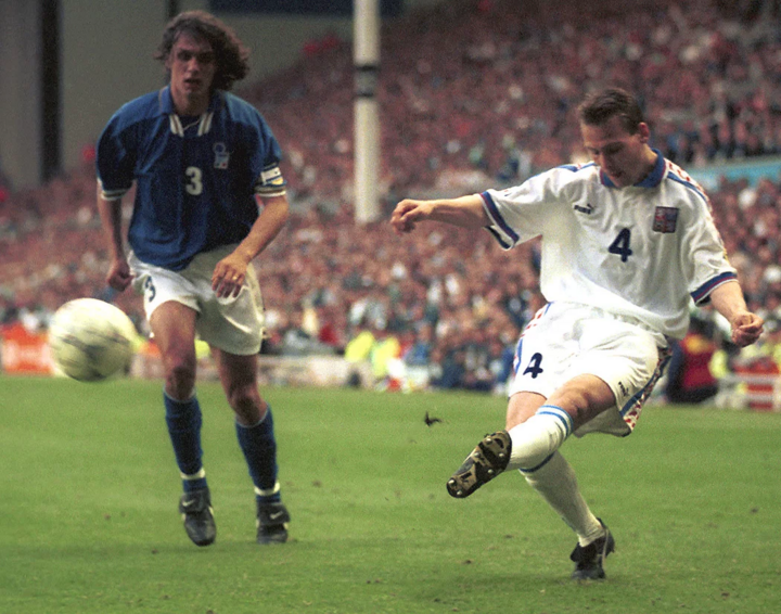 EURO 1996 chứng kiến cú sốc khi 2 bàn thắng của Pavel Nedved và Radek Bejbl giúp CH Séc thắng đội bóng rất mạnh thời điểm đó là Italy với tỉ số 2-1. Đội bóng thiên thanh khi đó là á quân World Cup, do HLV Arrigo Sacchi dẫn dắt và sở hữu dàn sao Paolo Maldini, Alessandro Costacurta, Demetrio Albertini, Enrico Chiesa, Gianfranco Zola… Thất bại trước CH Czech góp phần khiến tuyển Italy bị loại từ vòng bảng EURO 1996.
