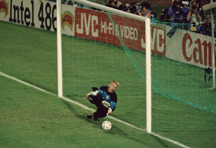 Tuyển Đan Mạch không vượt qua được vòng loại EURO 1992 nhưng họ đã tham dự giải đấu sau khi đội tuyển Nam Tư bị cấm tham gia. Sau đó, “Những chú lính chì” đã viết nên câu chuyện cổ tích ở EURO 1992. Rơi vào bảng đấu có Pháp, Anh và Thụy Điển nhưng Đan Mạch vẫn đi tiếp với tư cách nhì bảng. Ở bán kết, Đan Mạch đánh bại đôi tuyển Hà Lan hùng mạnh với Marco van Basten, Frank Rijkaard, Ruud Gullit, Dennis Bergkamp… tại loạt sút luân lưu với tỷ số 5-4.