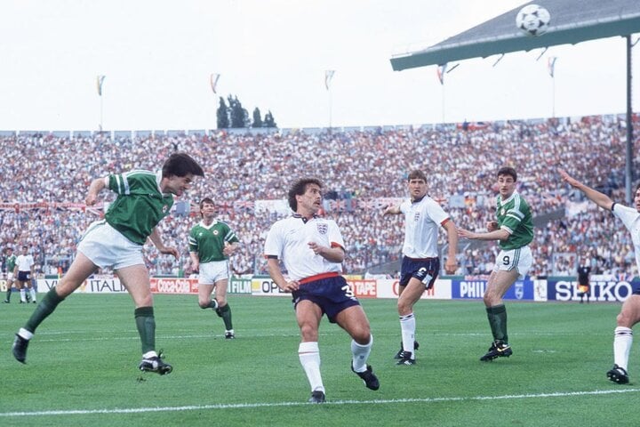 EURO 1988 chứng kiến cú sốc khi CH Ireland thắng 1-0 trước đội tuyển Anh. "Tam sư" thời điểm đó có những cái tên đình đám như tiền đạo Gary Lineker, người đã đoạt chiếc giày vàng World Cup 1986, tiền vệ Bryan Robson - đội trưởng của Man Utd - trung vệ Tony Adams của Arsenal hay ngôi sao của Liverpool là John Barnes…Dẫn dắt “Tam sư” là Sir Bobby Robson. Tuy nhiên bàn thắng ở phút thứ 6 của Ray Houghton đã giúp CH Ireland giành chiến thắng. Vì trận thua này mà ĐT Anh đã hứng chịu chỉ trích dữ dội ở xứ Sương mù.