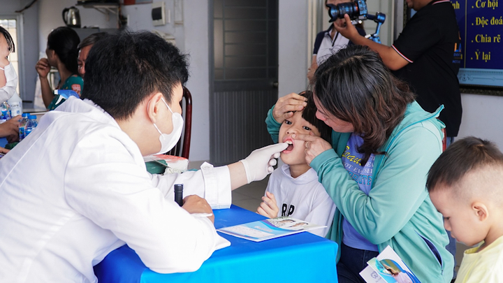 Kiểm tra răng cho trẻ giúp ngăn ngừa các bệnh lý răng miệng.