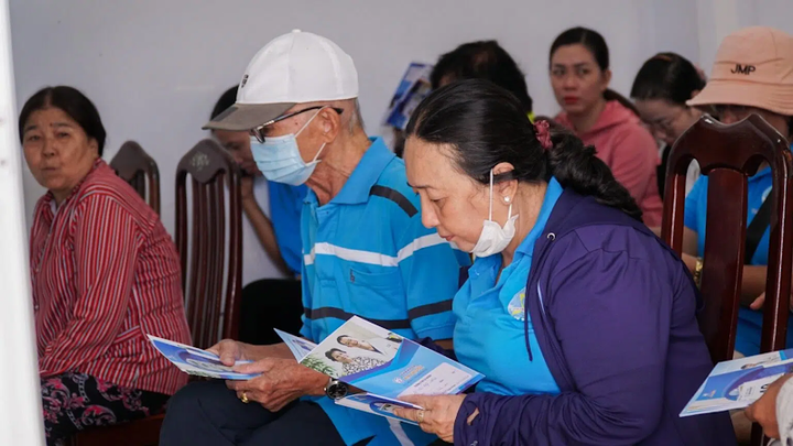 Người lớn tuổi rất quan tâm đến sức khỏe răng miệng, đã có mặt từ sớm ở điểm thăm khám.