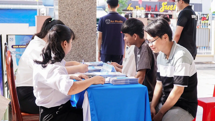 Nhiều bạn trẻ cũng quan tâm đến sự kiện này.