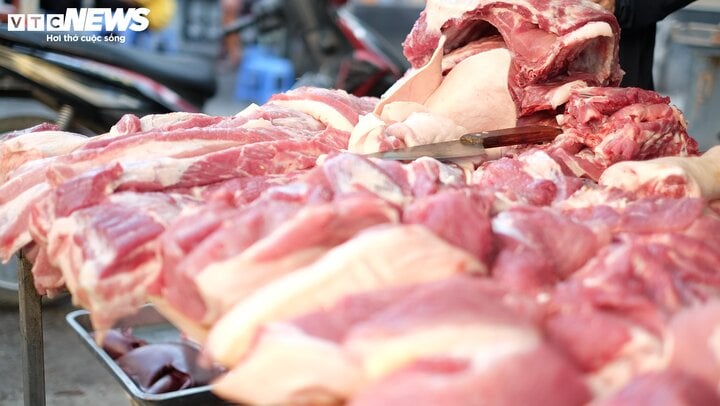 Thịt heo cũng tăng giá ở nhiều nơi.