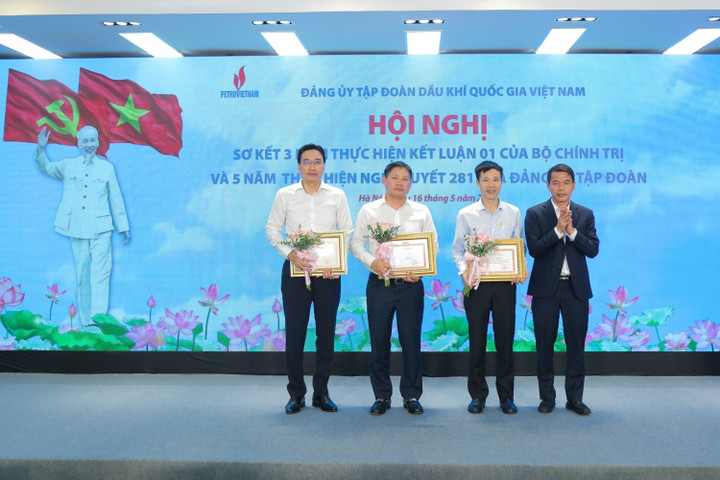 Ông Vũ Thanh Mai, Phó trưởng Ban Tuyên giáo Trung ương trao bằng khen cho các tập thể có thành tích xuất sắc trong thực hiện Kết luận 01.