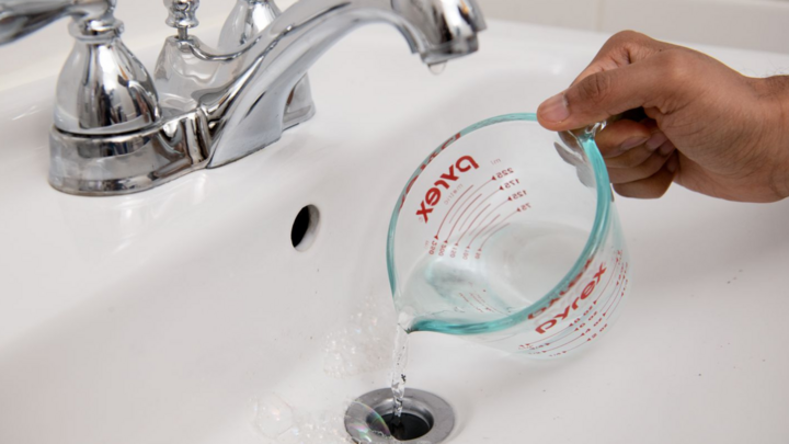 Một cách giúp thông tắc cống hiệu quả. (Ảnh: The Spruce)