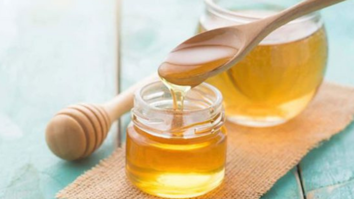 Tỷ lệ mật ong pha với nước hợp lý thường là 1:20, tức 1 cốc đựng 300ml nước với 15gr mật ong. (Ảnh minh hoạ: Pinterest)