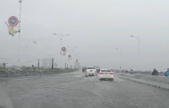 Hình ảnh cầu Vĩnh Tuy 2 bị ngập nước sau trận mưa lớn chiều 15/5.