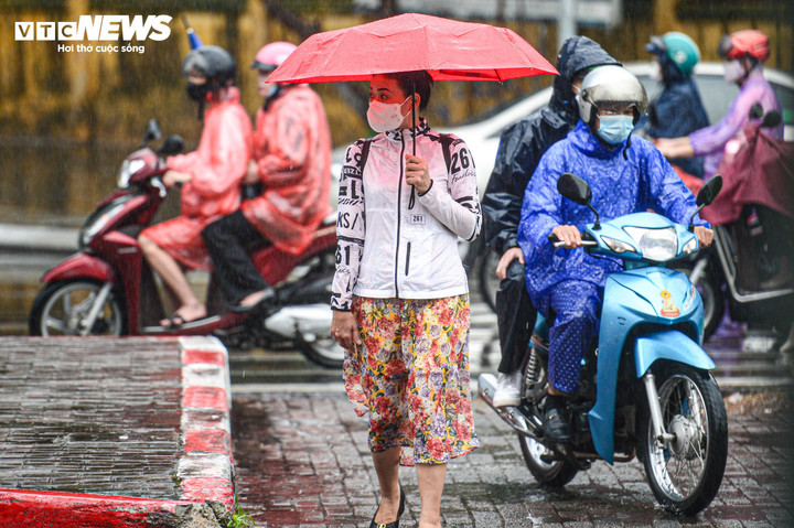 Đêm 17/5, Bắc Bộ mưa rào, dông vài nơi, khu Tây Bắc có mưa rào, dông rải rác, cục bộ mưa to. (Ảnh: Ngô Nhung)