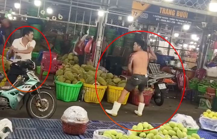 Hai người đàn ông cầm hung khi đuổi chém nhau gây náo loạn chợ Bình Điền.