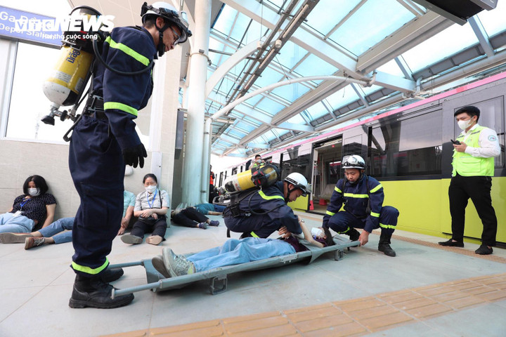 Lực lượng chức năng cho tàu đỗ gần ga để sơ tán hành khách.