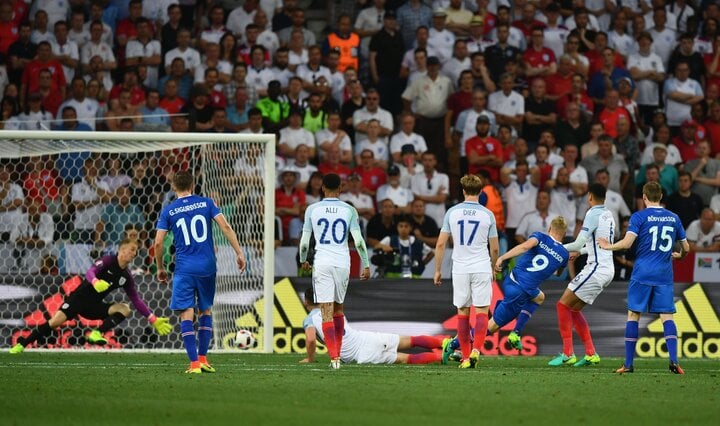 Tuyển Anh thua sốc trước đối thủ bị xem là dưới cơ, Iceland tại vòng 1/8 EURO 2016. Dù Wayne Rooney ghi bàn ở phút thứ 4 nhưng “Tam sư” đã thua ngược. Trong 14 phút sau đó, ĐT Iceland ghi 2 bàn nhờ công của Ragnar Sigurdsson và Kolbeinn Sigthorsson để giành vé đi tiếp. Sigurdsson, người ghi bàn thắng san bằng tỉ số 1-1 ở phút thứ 6, phát biểu: "Họ nghĩ đây sẽ là một trận đấu dễ dàng." Nhưng ĐT Anh đã sai lầm hoàn toàn.