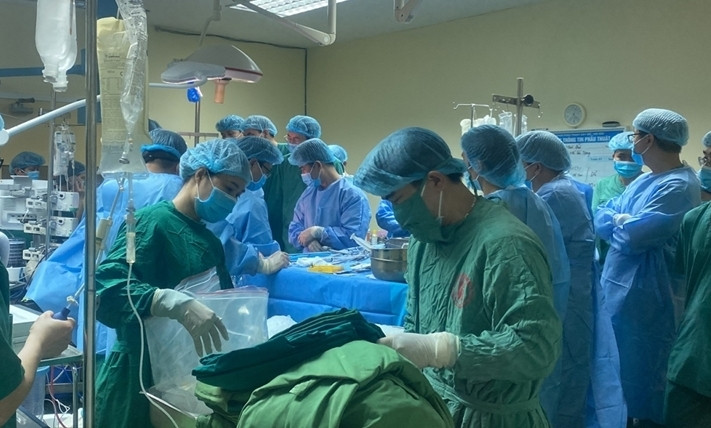 Gần 120 y, bác sĩ, điều dưỡng, kỹ thuật viên Bệnh viện Việt Nam - Thụy Điển Uông Bí lấy đa tạng từ một người cho chết não. (Ảnh: BVCC)