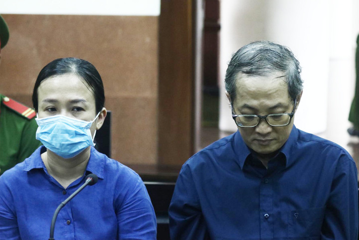 Bị cáo Nguyễn Lan Anh và bị cáo Nguyễn Minh Quân tại phiên tòa. (Ảnh: Hoàng Thọ)
