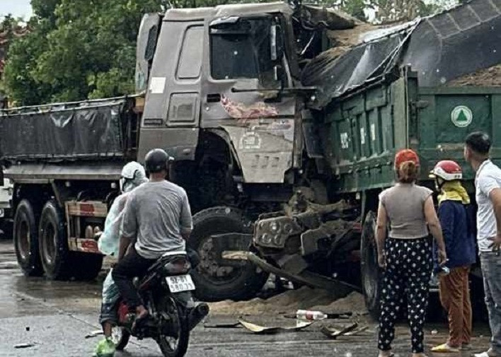 Hiện trường 2 xe tải tông nhau trực diện. (Ảnh: N.P)