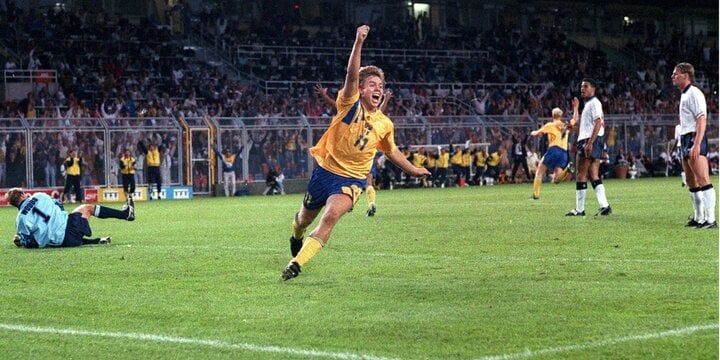 Một lần nữa đội tuyển Anh lại thua sốc ở vòng bảng EURO, lần này là trước tuyển Thụy Điển ở giải đấu năm 1992. David Platt ghi bàn giúp đội tuyển Anh mở tỉ số ngay phút thứ 4, tuy nhiên sau đó, Jan Eriksson và Tomas Brolin lập công ở các phút 51 và 82 để mang về chiến thắng cho ĐT Thụy Điển. Trận thua ngược này khiến đội tuyển Anh bị loại từ vòng bảng với thành tích đáng thất vọng khi không có được chiến thắng nào tại EURO 1992.