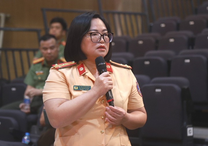 Thượng tá Tạ Thị Hồng Minh, đại diện Cục CSGT thông tin tại tọa đàm.