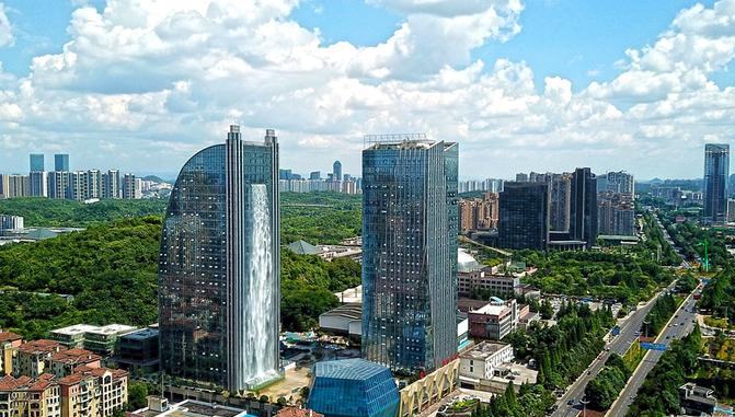 Ngay giữa trung tâm thành phố Quý Dương (tỉnh Quý Châu, Trung Quốc) có một thác nước hùng vĩ đổ xuống từ tòa nhà cao 121 m, được công nhận là thác nước nhân tạo cao nhất thế giới hiện nay và thu hút sự chú ý rộng rãi của khách du lịch.