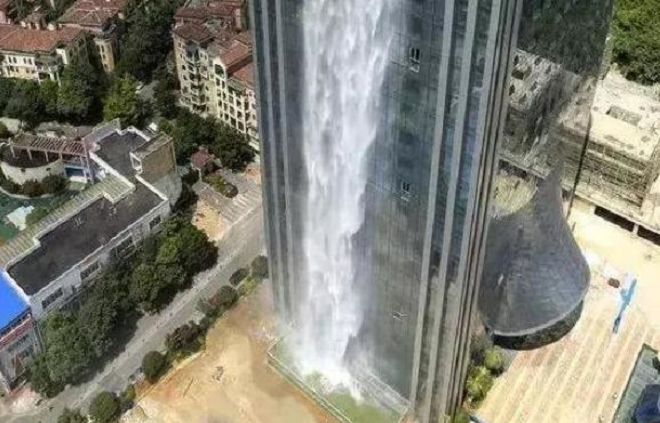 Tòa nhà được thiết kế giống như một vách đá, với dòng nước đổ từ trên cao xuống như một thác nước tự nhiên khổng lồ.