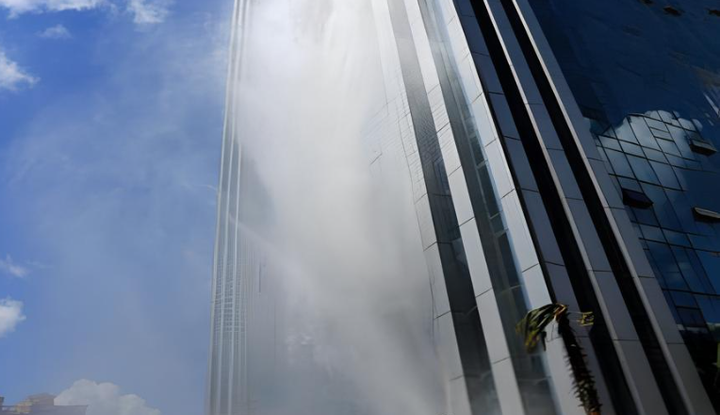 Hơn nữa, trong những ngày hè oi bức, thác nước do tòa nhà tạo ra được ví như "chiếc điều hòa" thu hút có thể làm giảm nhiệt độ khu vực xung quanh một cách hiệu quả.