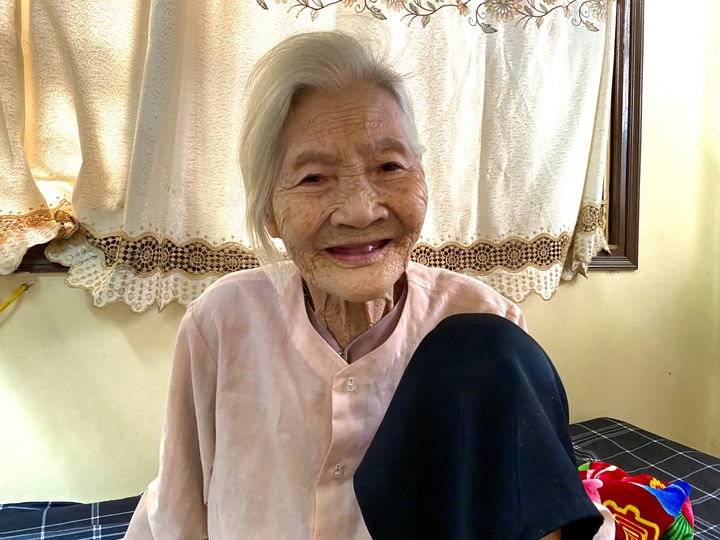 Có khách đến chơi cụ bà rất vui, luôn nở nụ cười.