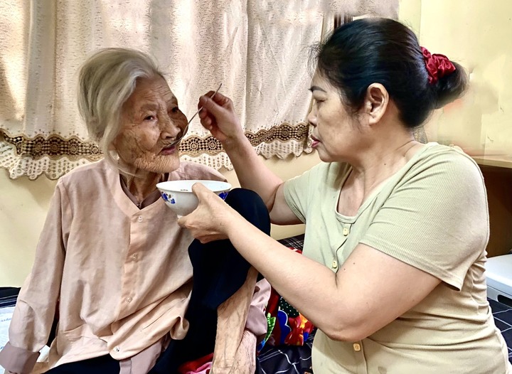 Các con dâu rể sống gần nhà nên hàng ngày vẫn sang chăm sóc cụ.