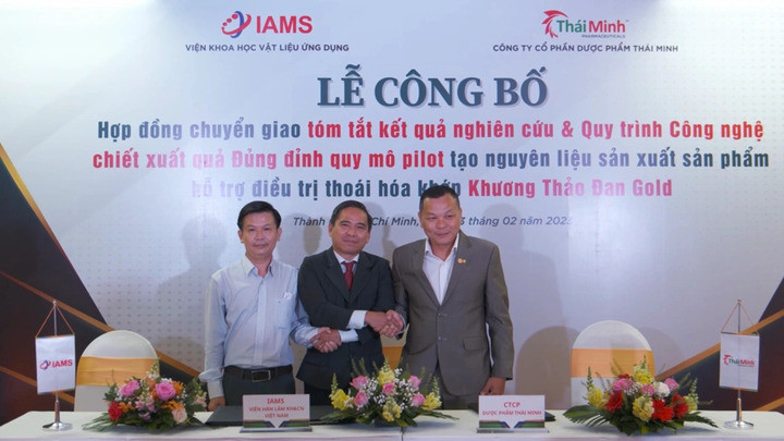 Lễ công bố hợp đồng chuyển giao tóm tắt kết quả nghiên cứu & quy trình công nghệ chiết xuất quả Đủng đỉnh tạo nguyên liệu sản xuất viên xương khớp Khương Thảo Đan Gold giữa Dược phẩm Thái Minh và Viện Hàn lâm KH&CN Việt Nam.