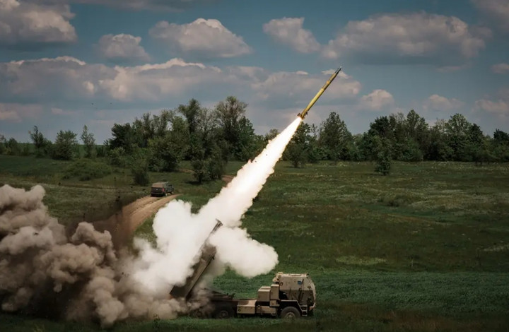 Hệ thống tên lửa chiến thuật HIMARS trong quá trình thử nghiệm bắn đạn thật tại New Mexico hồi tháng 12/2021. (Ảnh: Business Insider).