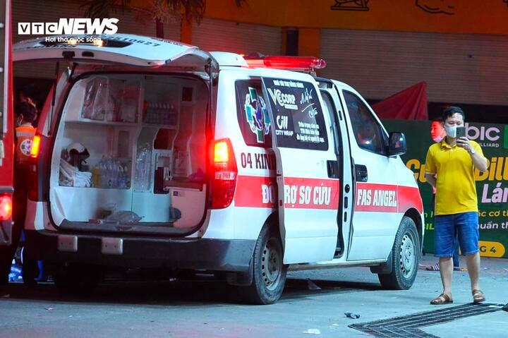 Lực lượng cứu hộ sẵn sàng cho công tác cứu thương trong trường hợp có người bị thương.