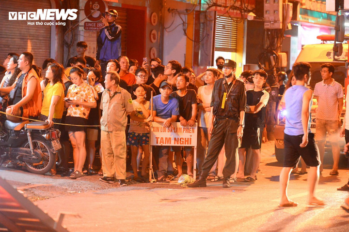 Lực lượng chức năng phong toả hiện trường vụ cháy từ khoảng cách xa, người dân không được tiếp cận nhằm đảm bảo an toàn tính mạng.