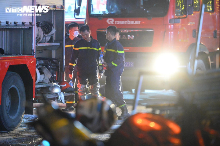 Lực lượng cứu hoả triển khai thiết bị cho công tác chữa cháy.