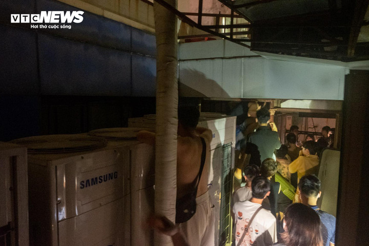 Nhiều người la hét tháo chạy khỏi đám cháy trong đêm.