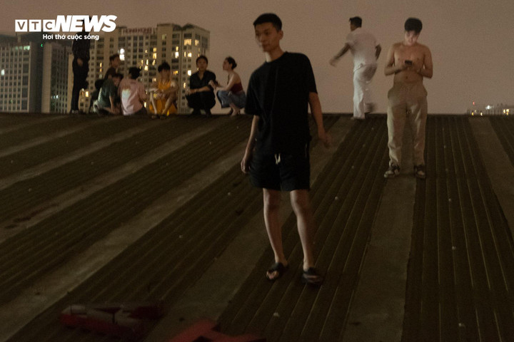 Hàng chục người treo lên mái tôn để thoát khỏi đám cháy.