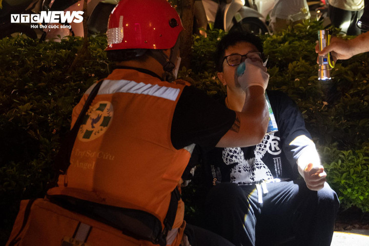 Lực lượng cứu hộ sơ cứu cho nạn nhân.