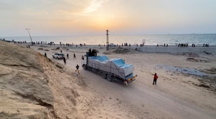 Một chiếc xe tải chở hàng viện trợ được chuyển đến Gaza thông qua một bến tàu do Mỹ xây dựng. (Ảnh: Reuters)