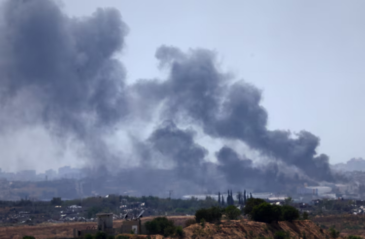 Khói đen dày đặc bốc lên từ các cuộc giao tranh giữa lực lượng Israel và Hamas ở Gaza. (Ảnh: Reuters)