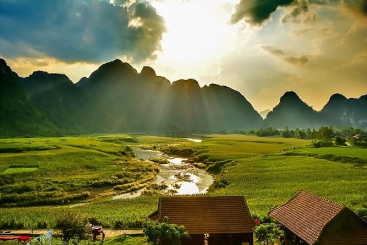 Đến đây, bạn đừng bỏ lỡ cơ hội khám phá làng Yên Phú.