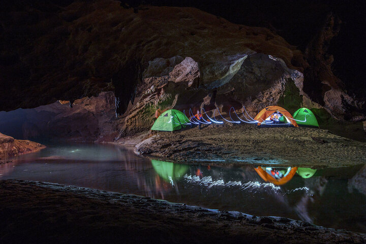 Một trong những trải nghiệm mà du khách cực thích khi khám phá hang Chà Lòi đó là cắm trại qua đêm.