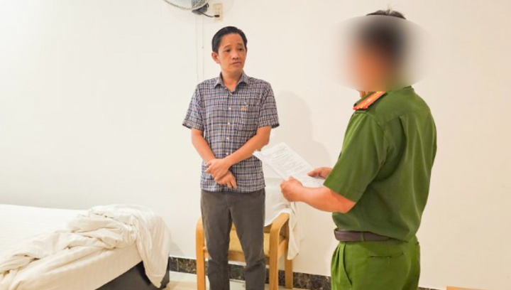 Cơ quan CSĐT thi hành Lệnh bắt tạm giam Phan Minh Thuận khi đang lẩn trốn tại khách sạn ở Vĩnh Long.