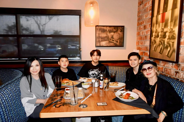 Dù ly hôn Bằng Kiều, Trizzie Phương Trinh và mẹ chồng cũ luôn gắn bó, thân thiết.