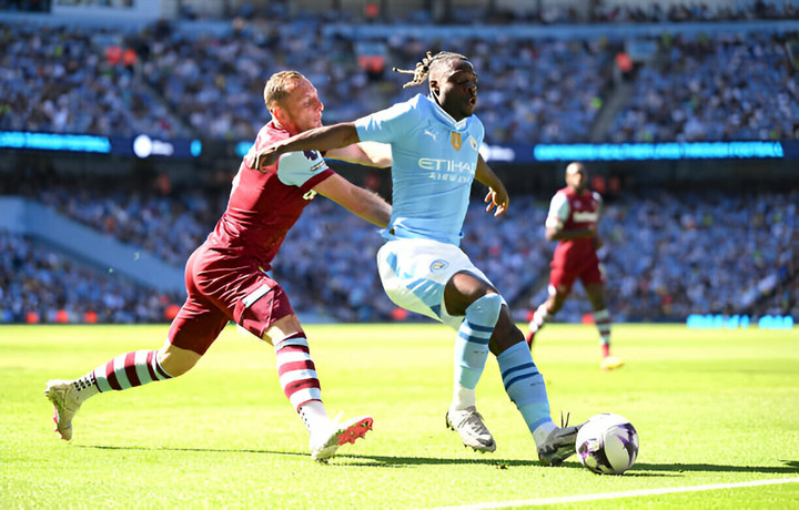 Doku bị Coufal kèm chặt.