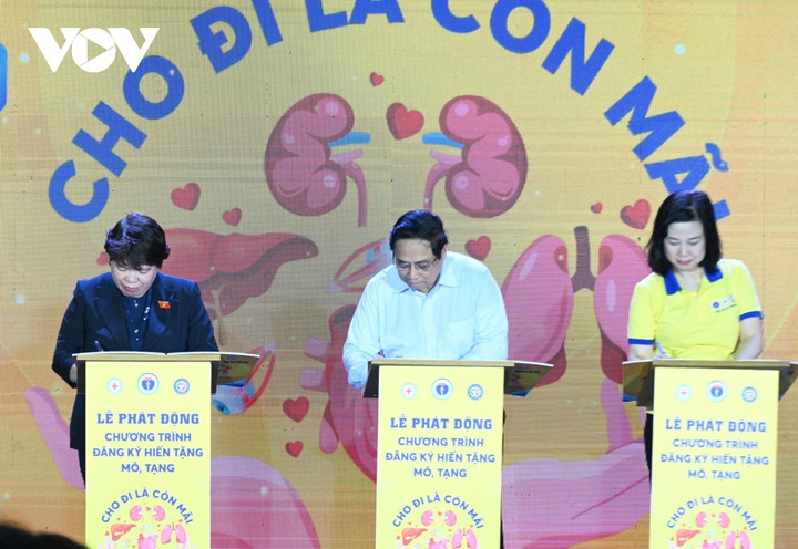 Thủ tướng Phạm Minh Chính cùng các đại biểu đăng ký hiến tạng, mô của mình trong chương trình.